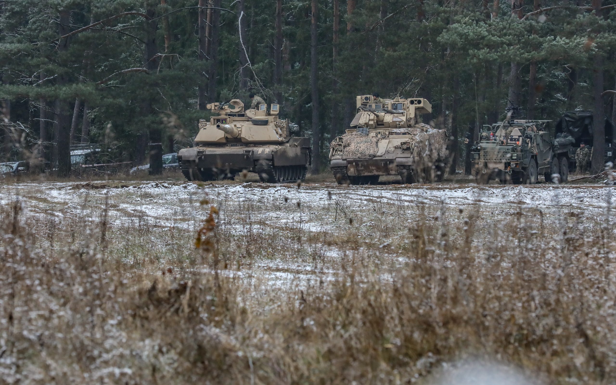 M1A1 Abrams tankı ve M3 Bradley zırhlı muharebe aracı yan yana